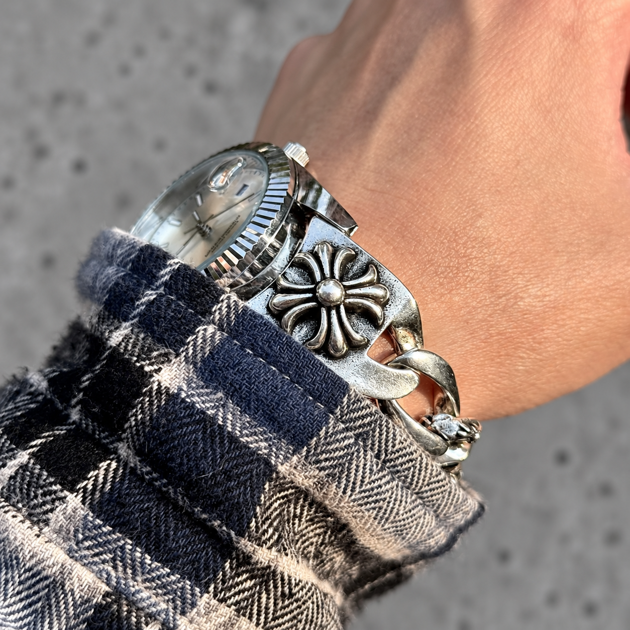 Vintage Floral Cross Bracelet Watch – 36mm Japanese Quartz
