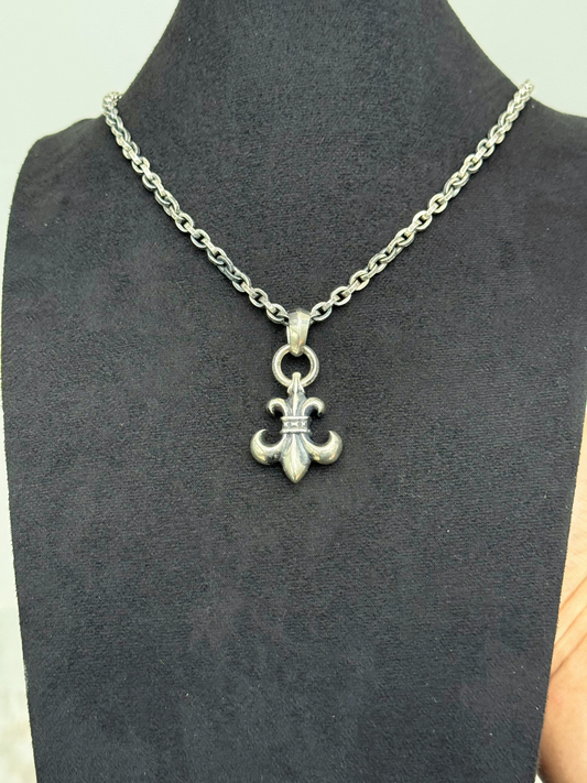 Fleur-de-Lis Silver Pendant